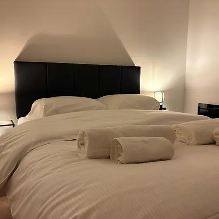 Comfortable & Spacious Centre 2 Bed With Lift And Well Equipped בית נופש