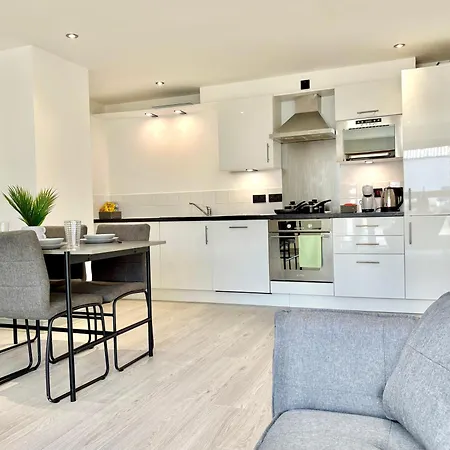 Centre 2-bed With Balconies & Views - Location