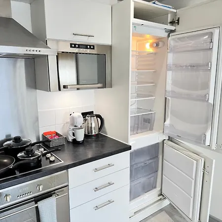 Centre 2-bed With Balconies & Views - Location