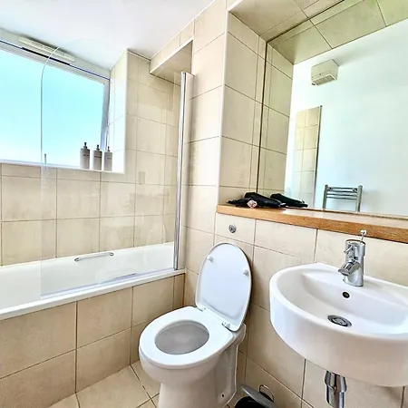 Centre 2-bed With Balconies & Views - Location