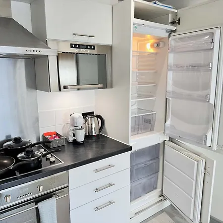 Centre 2-bed With Balconies & Views - Location