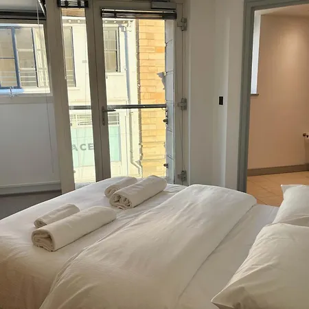 Centre 2-bed With Balconies & Views - Location 度假居 约克