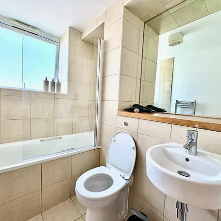 Centre 2-bed With Balconies & Views - Location 度假居 *