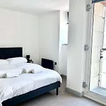 Comfortable & Spacious Centre 2 Bed With Lift And Well Equipped 펜션 *