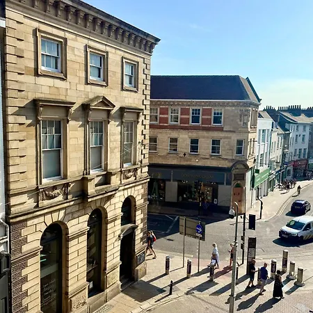 Centre 2-bed With Balconies & Views - Location Nyaraló *