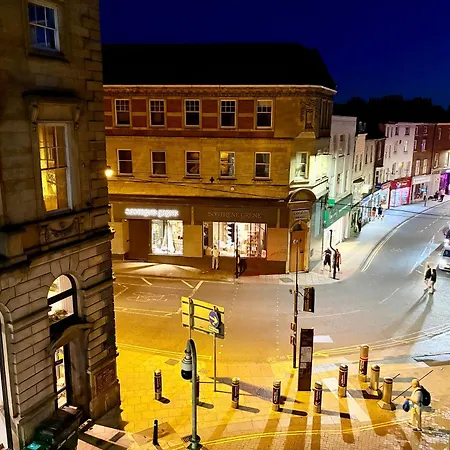 Centre 2-bed With Balconies & Views - Location Nyaraló