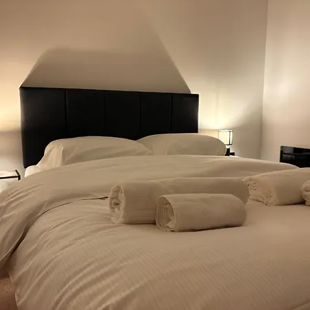 Centre 2-bed With Balconies & Views - Location Nyaraló