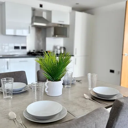 Centre 2-bed With Balconies & Views - Location York